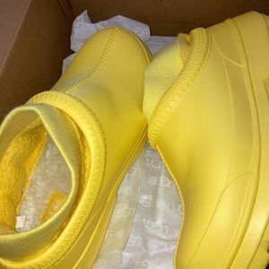 Yellow ugg short rain boots